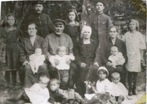 Семьи Ковтун, Кобзарь и Дацько в 1928 году в станице Полтавской